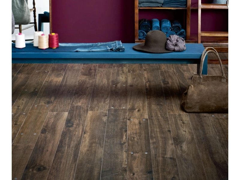 Gres porcelanowy Marazzi Treverkhome drewno w minimalistycznym wnętrzu