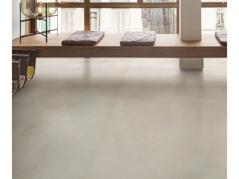 Płytki gresowe Marazzi Grande Resin Look efekt żywica w eleganckim salonie z dużymi przeszkleniami