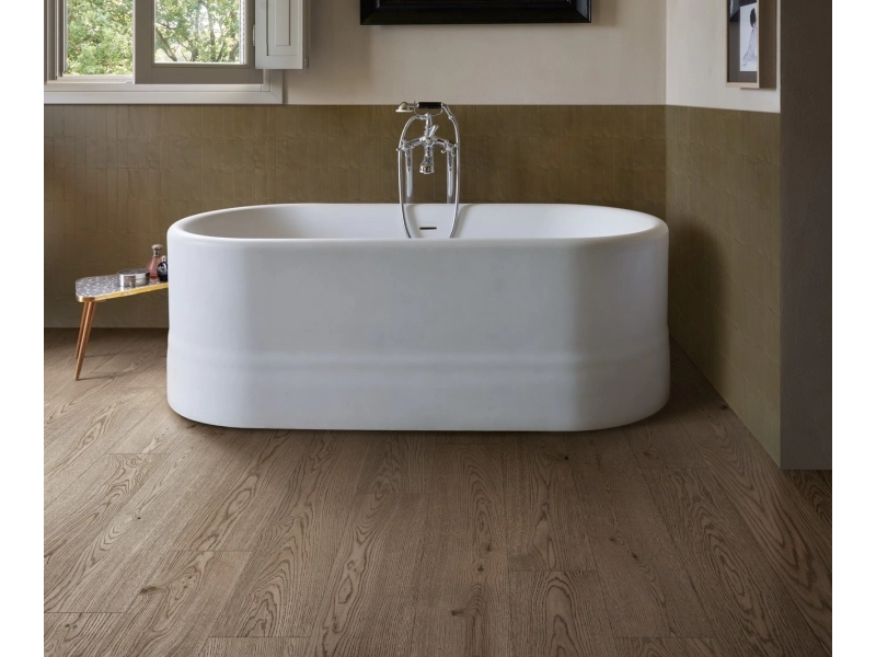 Płytki gresowe Marazzi Vivo efekt drewno w nowoczesnym salonie z drewnianymi akcentami