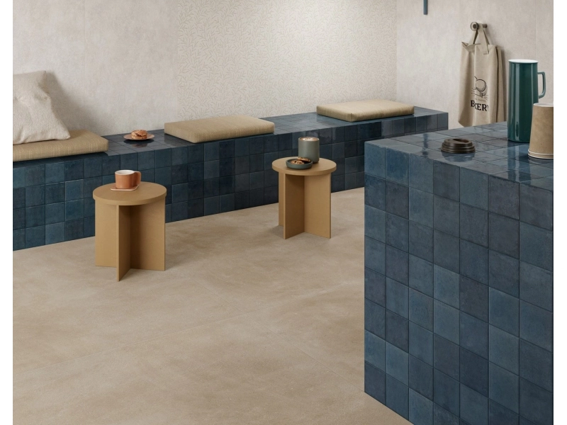 Gres porcelanowy Marazzi Lume cegła w salonie z designerskim kominkiem