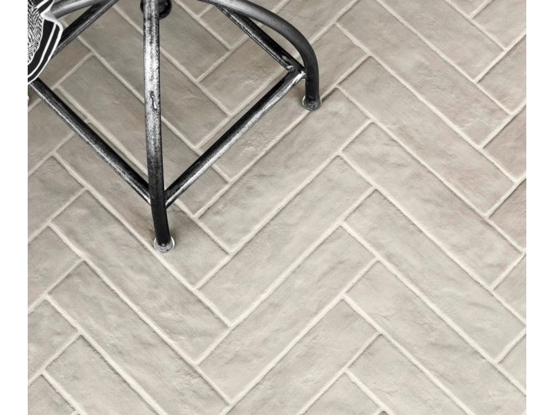 Marazzi Bricco – gres imitujący cegłę w jasnym salonie w stylu skandynawskim