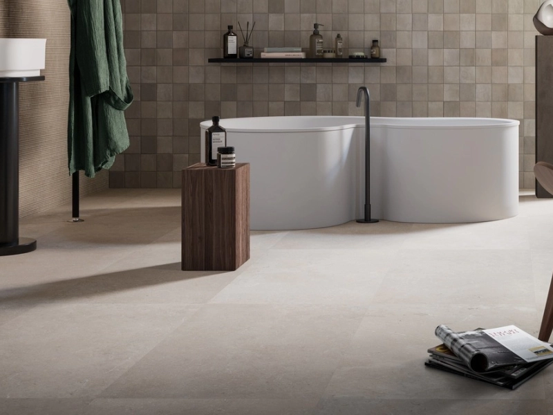 Marazzi Magnifica – gres imitujący marmur w jasnym, przestronnym salonie