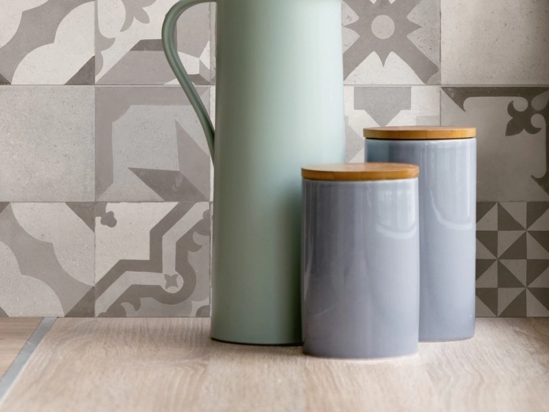 Marazzi Work – gres imitujący beton w jasnym, przestronnym salonie
