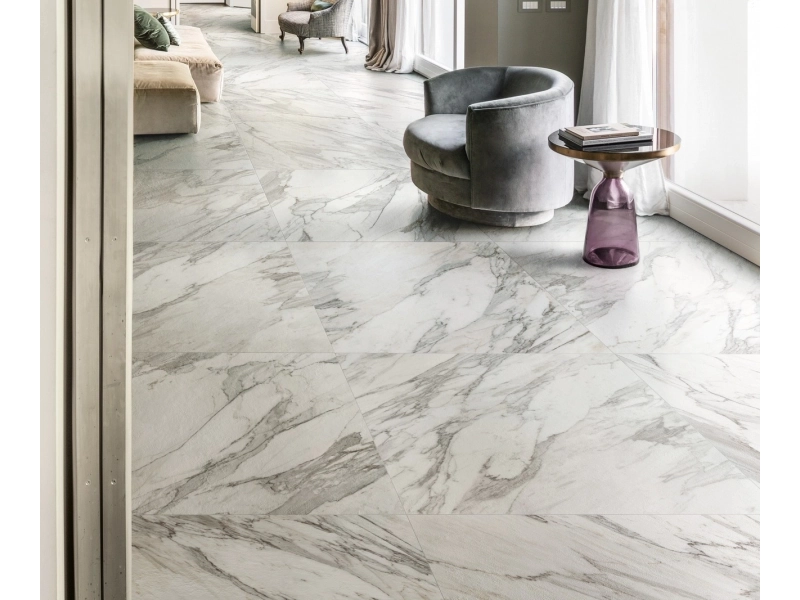 Gres porcelanowy Marazzi Fabula marmur w minimalistycznym wnętrzu