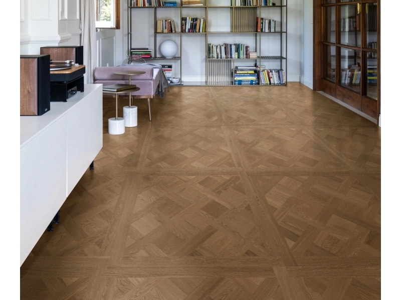 Płytki gresowe Marazzi Intrecci efekt drewno w nowoczesnym salonie z drewnianymi akcentami