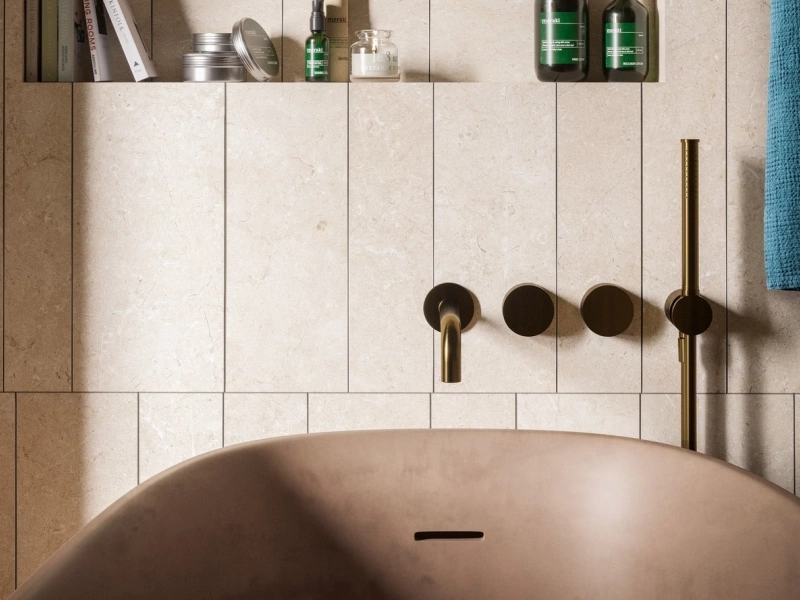 Gres porcelanowy Marazzi Magnifica marmur w minimalistycznym wnętrzu
