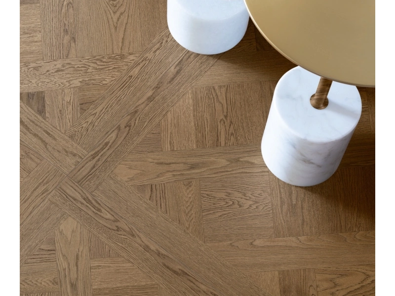 Płytki Marazzi Intrecci efekt drewno w salonie z otwartą kuchnią