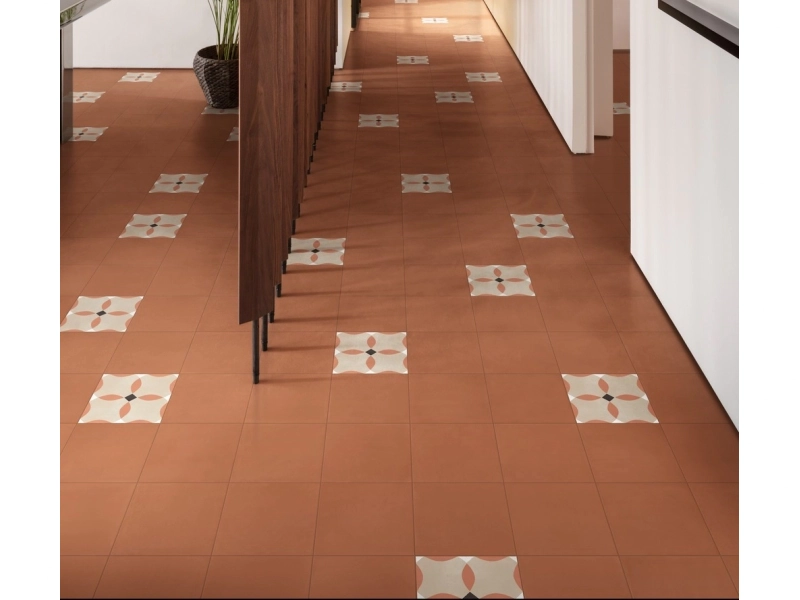 Płytki gresowe Marazzi D_segni Colore efekt kolor w eleganckim salonie z dużymi przeszkleniami