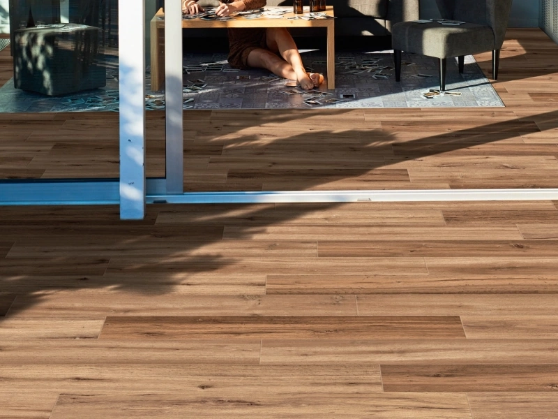 Płytki Marazzi Treverkheart efekt drewno w nowoczesnej aranżacji salonu