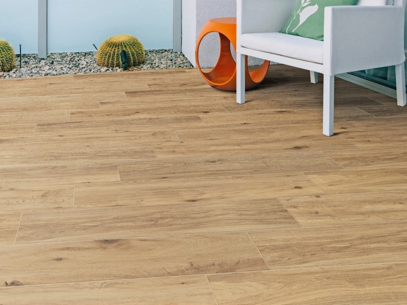 Marazzi Treverkview – gres imitujący drewno w jasnym, przestronnym salonie