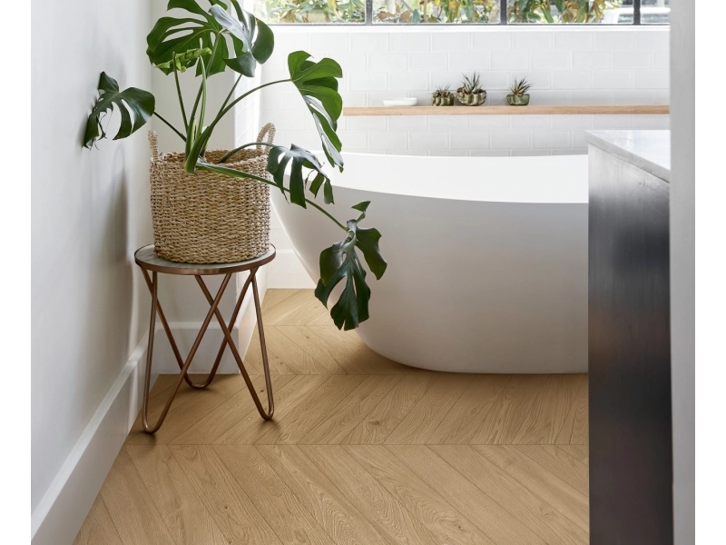 Marazzi Vero gres o efekcie drewna w eleganckim wnętrzu z kominkiem