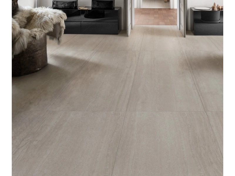 Płytki Marazzi Mystone Travertino efekt kamień naturalny w salonie z otwartą kuchnią