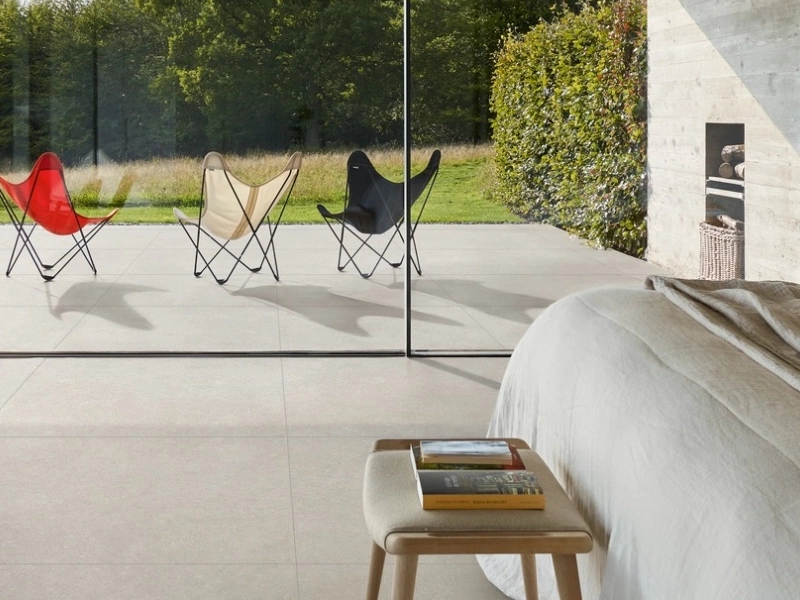 Marazzi Mystone Berici gres o efekcie kamienia naturalnego w nowoczesnym apartamencie