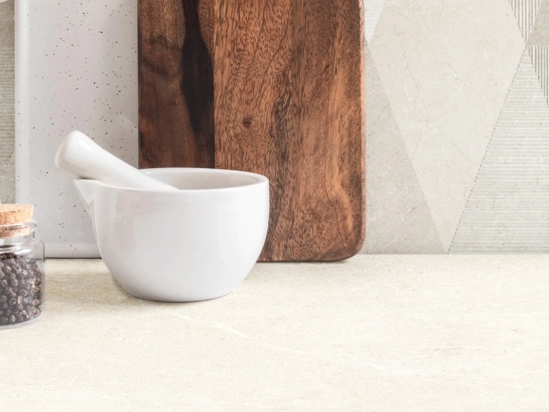 Płytki gresowe Marazzi Limestone Wall efekt beton w eleganckim salonie z dużymi przeszkleniami