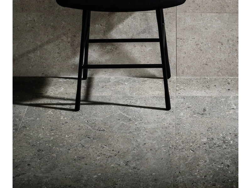 Płytki Marazzi Mystone Gris Fleury efekt kamień naturalny w nowoczesnej aranżacji salonu