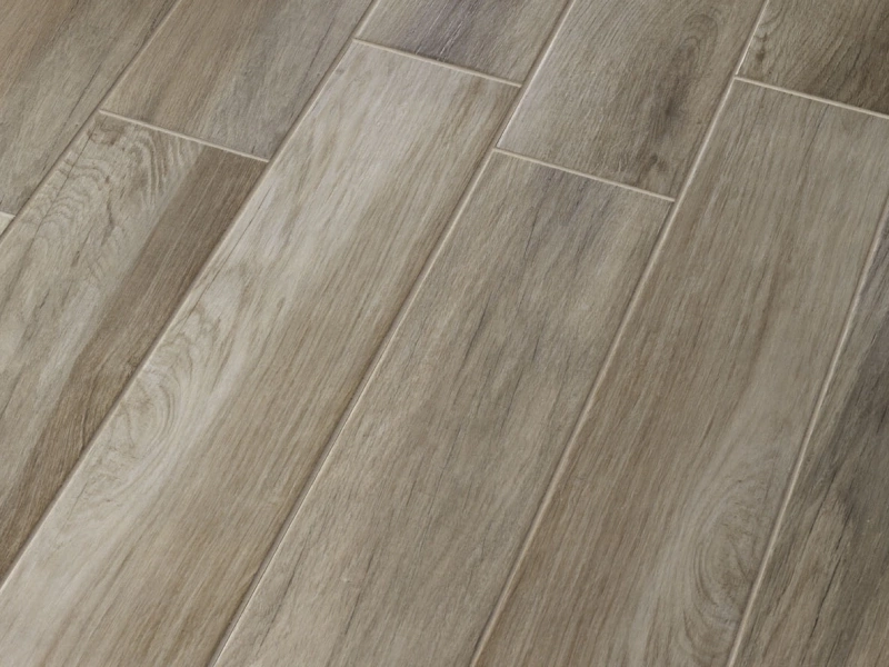 Marazzi Treverkmood – gres imitujący drewno w jasnym, przestronnym salonie