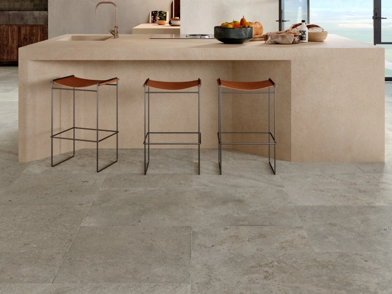 Marazzi Uniche – gres imitujący kamień naturalny w jasnym, przestronnym salonie