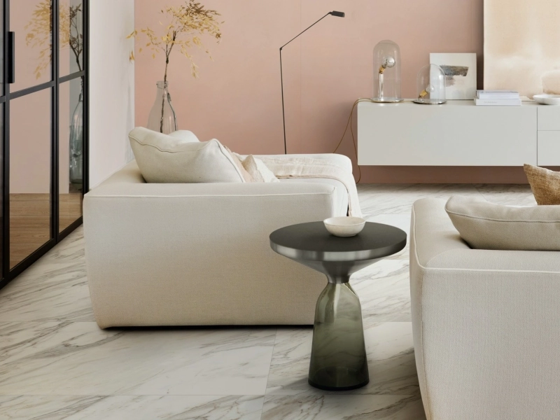 Marazzi Fabula – gres imitujący marmur w jasnym, przestronnym salonie
