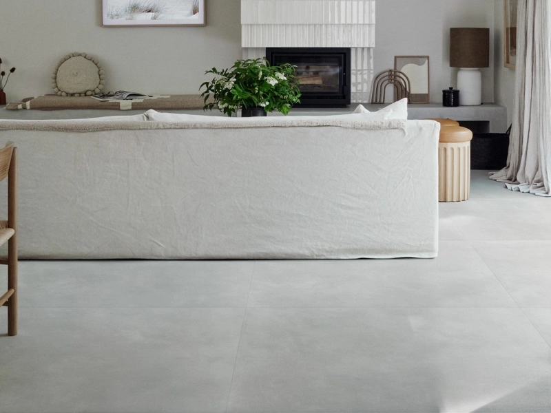 Płytki Marazzi Slow Cold efekt terakota w nowoczesnej aranżacji salonu