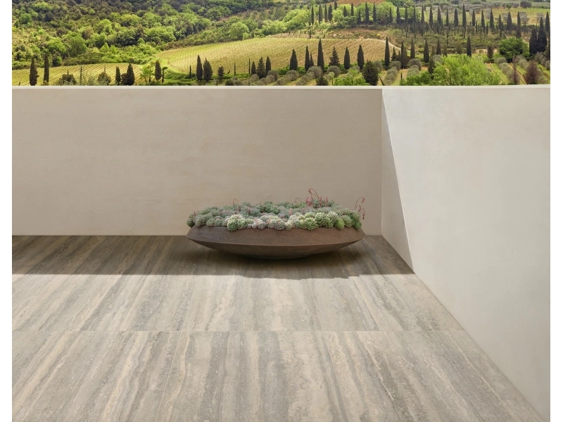 Wielkoformatowy gres Marazzi Mystone Travertino efekt kamień naturalny w salonie z naturalnymi materiałami