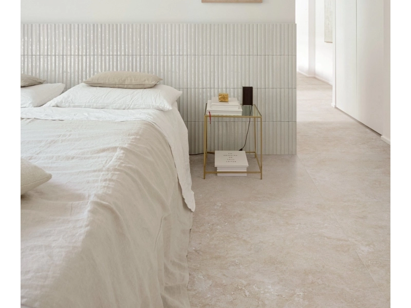 Płytki Marazzi Lume imitujące cegłę w salonie z dużym przeszkleniem