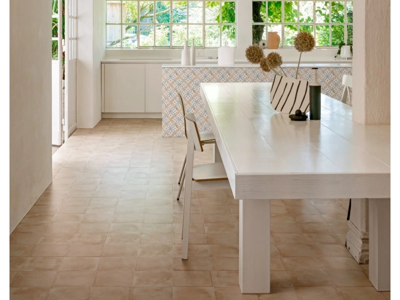 Płytki gresowe Marazzi Artcraft efekt terakota w eleganckim salonie z dużymi przeszkleniami