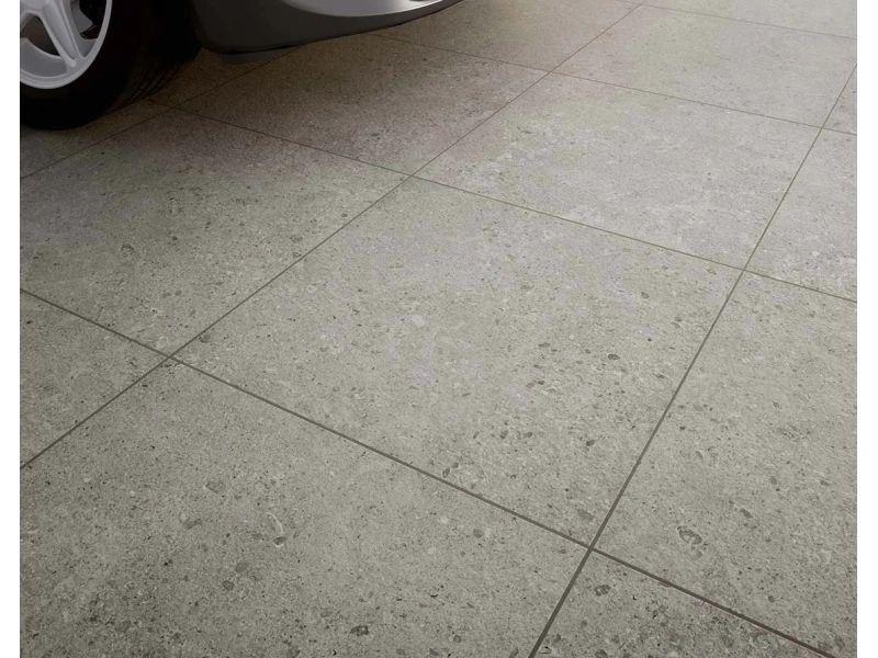 Marazzi Mystone Gris Fleury gres o efekcie kamienia naturalnego w nowoczesnym apartamencie