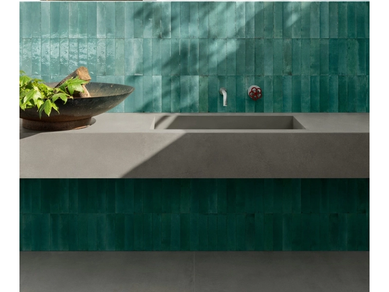 Marazzi Lume – gres imitujący cegłę w jasnym, przestronnym salonie
