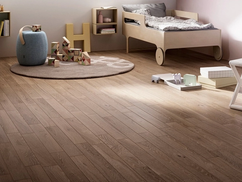 Wielkoformatowy gres Marazzi Treverkcharme efekt drewno w salonie z kominkiem