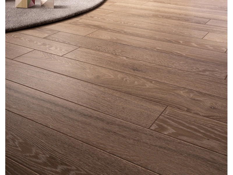 Marazzi Treverkcharme gres o efekcie drewna na podłodze w nowoczesnym domu