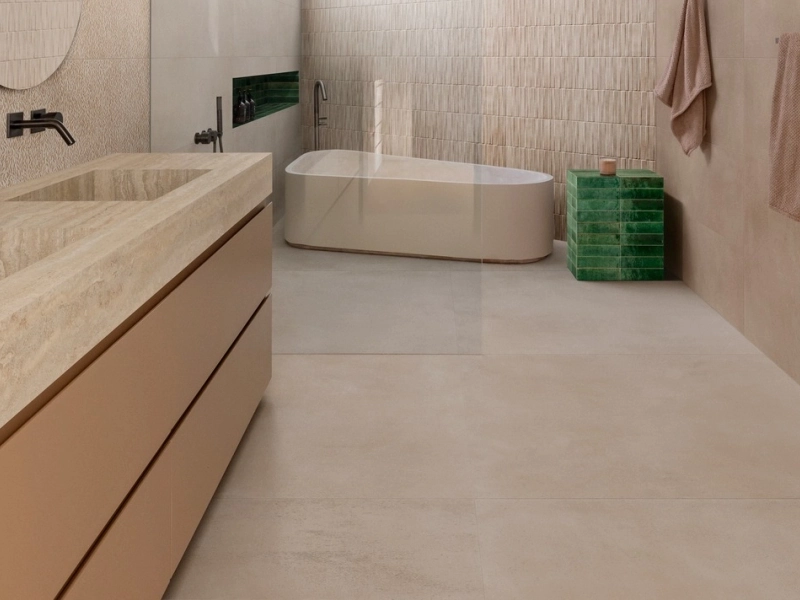 Gres Marazzi Slow Wall efekt terakota w nowoczesnym salonie