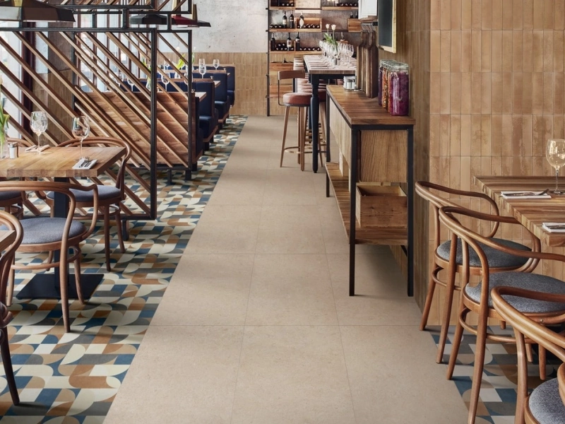 Płytki Marazzi Poster imitujące kolor w eleganckim holu i salonie
