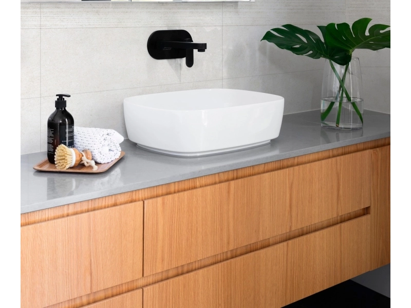 Marazzi Stream – gres imitujący kamień naturalny w jasnym, przestronnym salonie