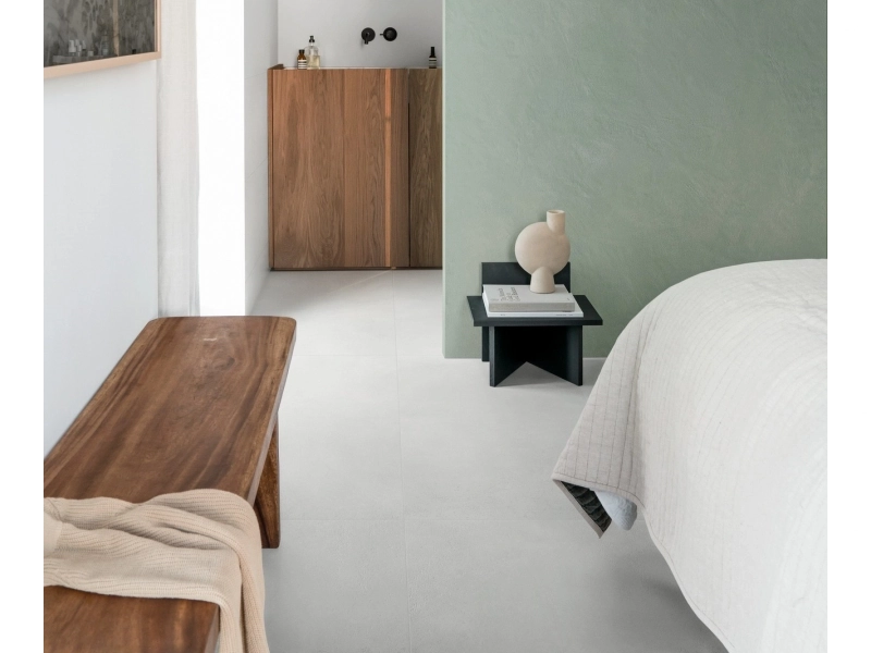 Płytki gresowe Marazzi Slow Wall efekt terakota w eleganckim salonie z dużymi przeszkleniami