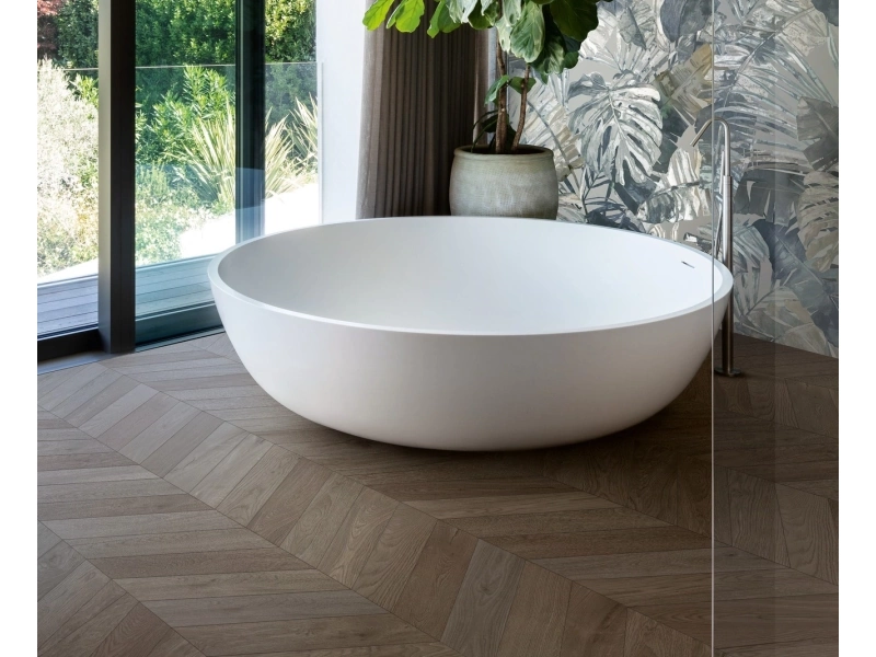 Płytki gresowe Marazzi White Deco efekt kolor w eleganckim salonie z dużymi przeszkleniami