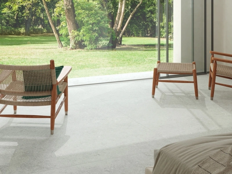 Marazzi Mystone Berici – gres imitujący kamień naturalny w jasnym salonie w stylu skandynawskim