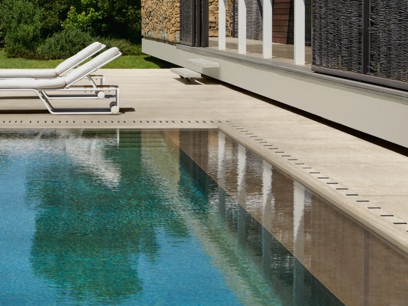 Płytki Marazzi Mystone Travertino efekt kamień naturalny w nowoczesnym wnętrzu z dużymi formatami