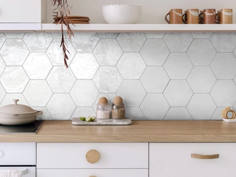 Płytki Marazzi Lume imitujące cegłę w nowoczesnej aranżacji z dużą ilością światła