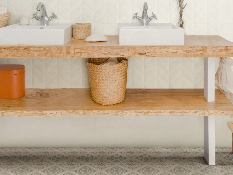 Płytki Marazzi Flora imitujące kolor w eleganckim holu i salonie