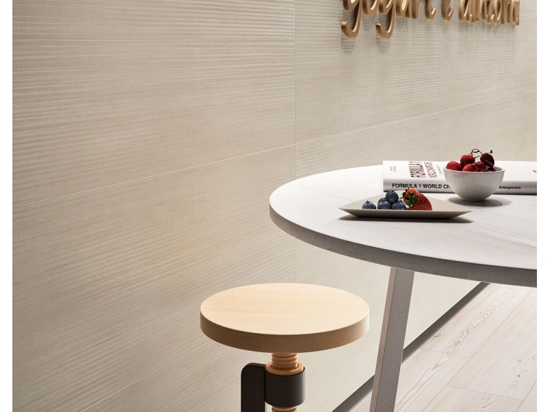 Płytki gresowe Marazzi Materika efekt beton w nowoczesnym salonie z drewnianymi akcentami