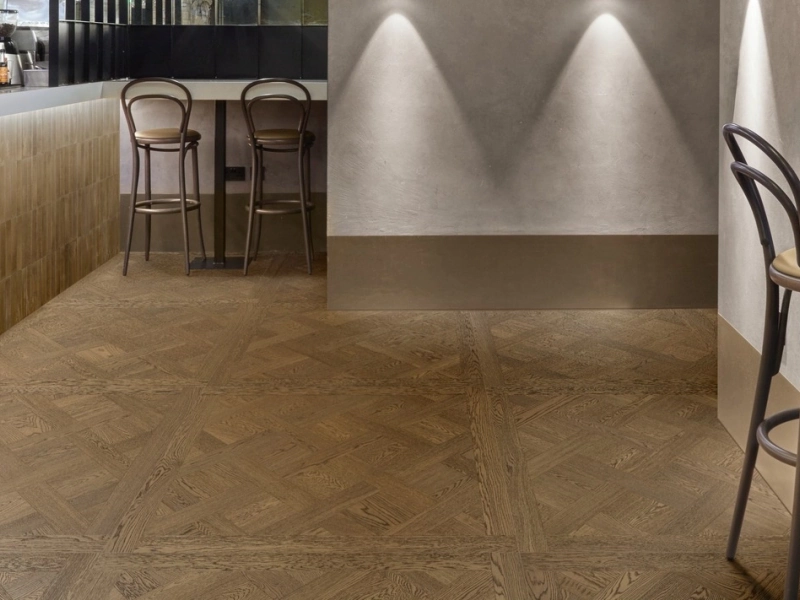 Płytki gresowe Marazzi Intrecci efekt drewno w eleganckim salonie z dużymi przeszkleniami