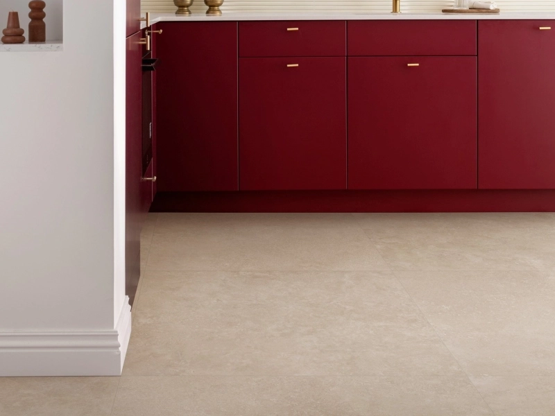 Wielkoformatowy gres Marazzi Bliss efekt kolor w salonie z kominkiem