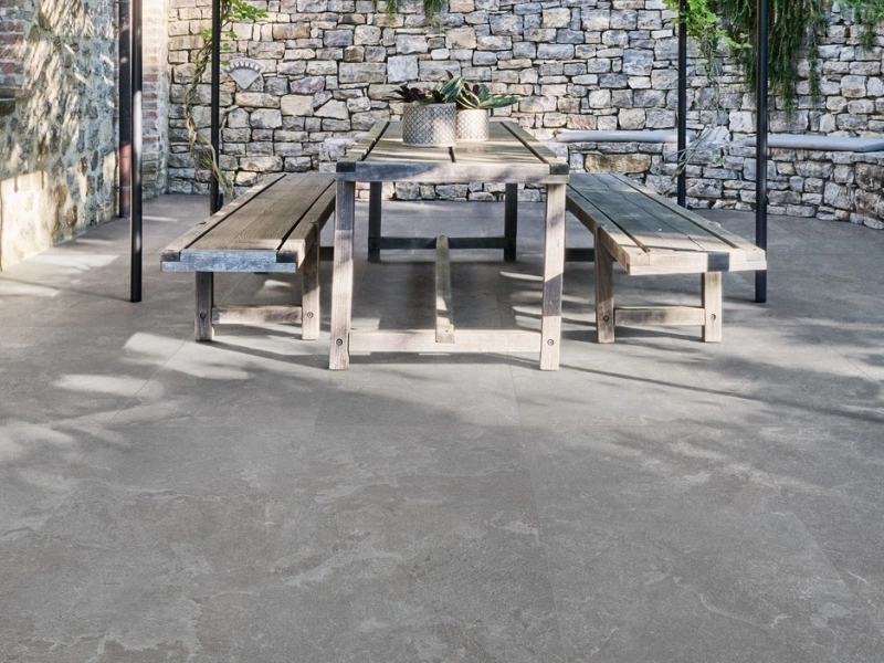Gres porcelanowy Marazzi Mystone Pietra Ligure kamień naturalny w przestronnej strefie dziennej