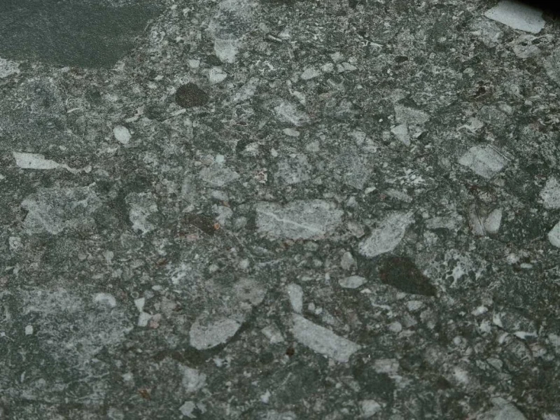 Marazzi Mystone Ceppo DI Gre – gres imitujący terrazzo w jasnym salonie w stylu skandynawskim