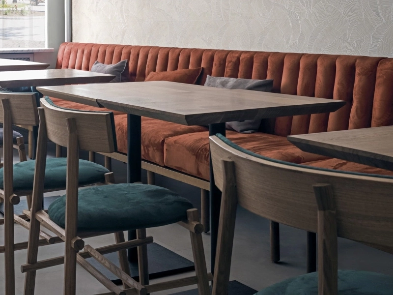 Marazzi White Deco gres o efekcie koloru na podłodze w nowoczesnym domu