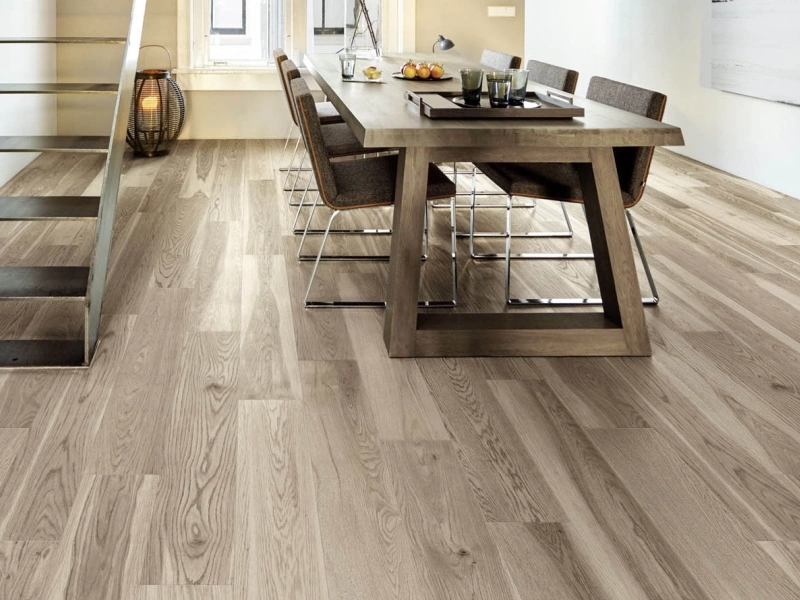 Gres porcelanowy Marazzi Treverkmore drewno w minimalistycznym wnętrzu