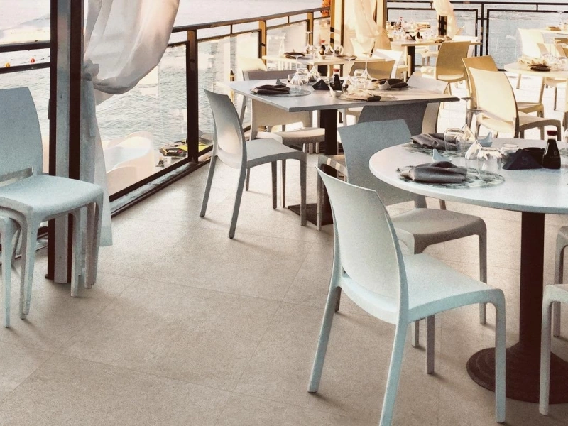 Gres porcelanowy Marazzi Market New beton w minimalistycznym wnętrzu