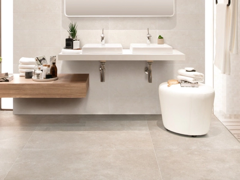Marazzi Stream gres o efekcie kamienia naturalnego w nowoczesnym apartamencie