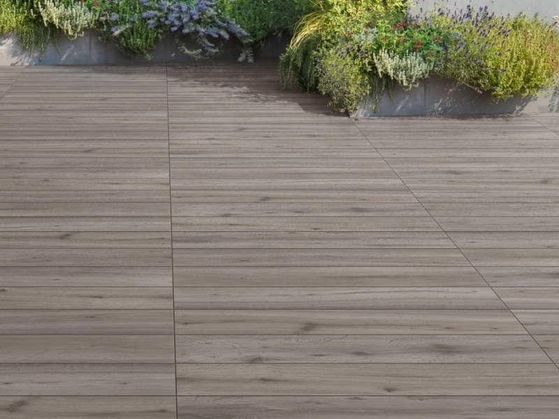 Gres Marazzi Treverkheart efekt drewno w nowoczesnym salonie