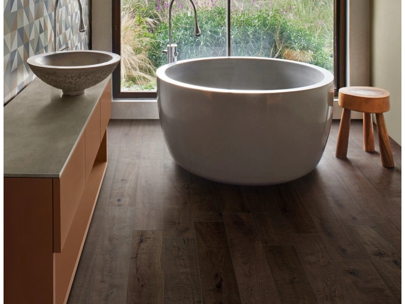 Gres Marazzi Racconti efekt kamień naturalny w nowoczesnym salonie